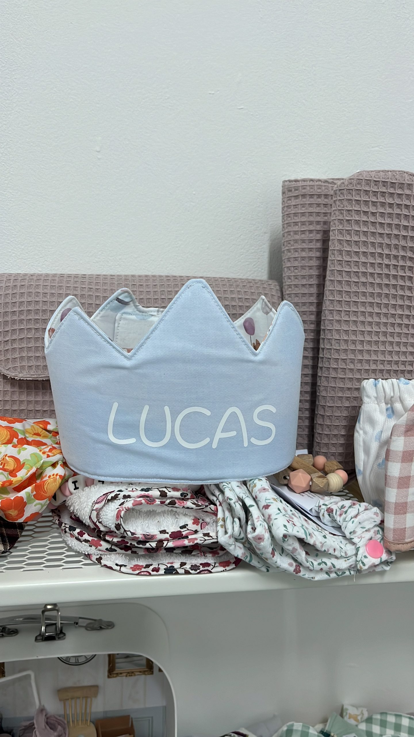 CORONA Cumple VICHY ROSA - Lazada atras - Imagen 2