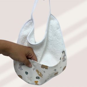 BABERO TOALLA CON BOLSILLO - IMPERMEABLE -